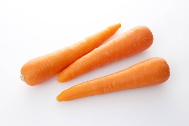 Beyaz arkaplanda havuç