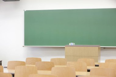 Tahtası olan boş sınıf  