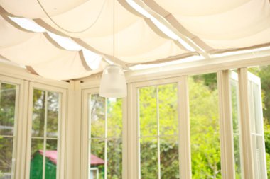 pencere ve lamba ile modern iç mimari