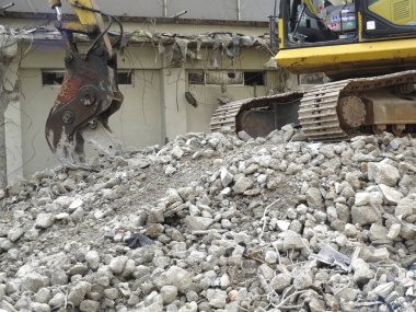 Eski bir binanın yıkılması