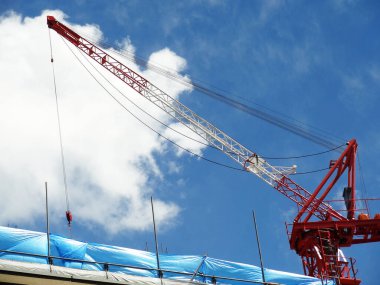 İnşaat alanındaki vinç.