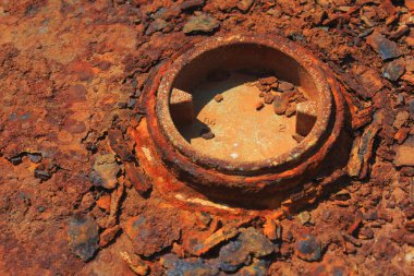 Paslı metal yüzey dairesel delik ve enkaz gösteriyor