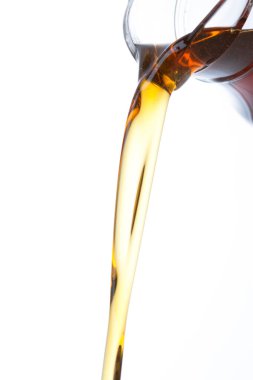 Beyaz arkaplana izole edilmiş sıvı dökülüyor  