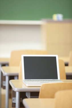 Tahta masadaki dizüstü bilgisayarın yakın görüntüsü