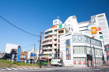 Güneşli bir günde modern şehrin mimari manzarası 