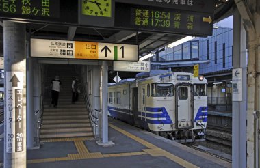 Japonya 'da tren, toplu taşıma manzarası