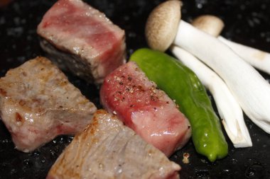 Mantarlı ve biberli ızgara biftek kübü.