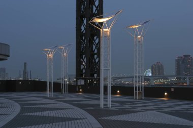 Japon şehrinin aydınlık binaları gece vakti  