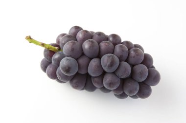 Beyaz arka planda taze üzümler, yakın plan.    