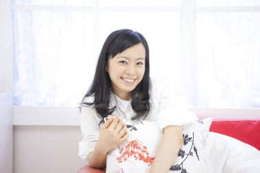 Odada dinlenen güzel genç bir kadının portresi.