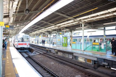 Tren istasyonunda. İnsanlarla dolu şehir metrosu 