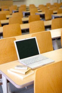 Tahta masadaki dizüstü bilgisayarın yakın görüntüsü