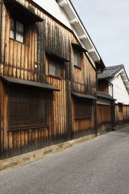 Tarihi cazibelerini sergileyen güzel ahşap cepheli geleneksel evler.