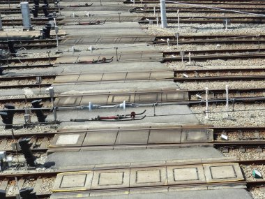 Şehirdeki metal tren raylarının yakın görüntüsü. 