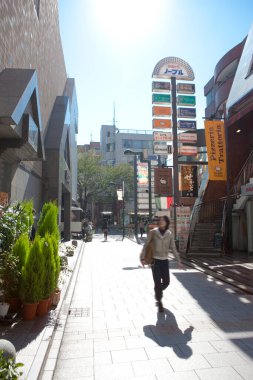 Kalabalık hareketli Tokyo şehir sokak sahnesinden geçiyor