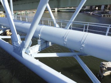 Şehrin modern köprü detayları, endüstriyel mimarisi                 