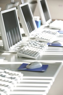  Masalarda, çalışma yerlerinde modern bilgisayarlarla iç mekan