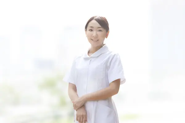 Asiatische Krankenschwester Lächelt Freien — Stockfoto