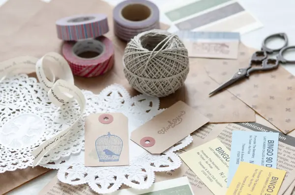 Kağıt, sicim ve makas gibi çeşitli el işi malzemeleri.