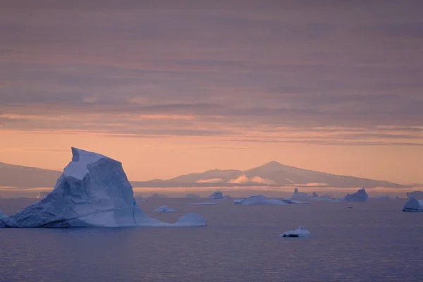 Schöner Sonnenuntergang Über Dem Ozean Mit Blick Auf Die Eisberge — Stockfoto
