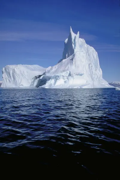 冰山漂浮在冰冷的水面上 — 图库照片