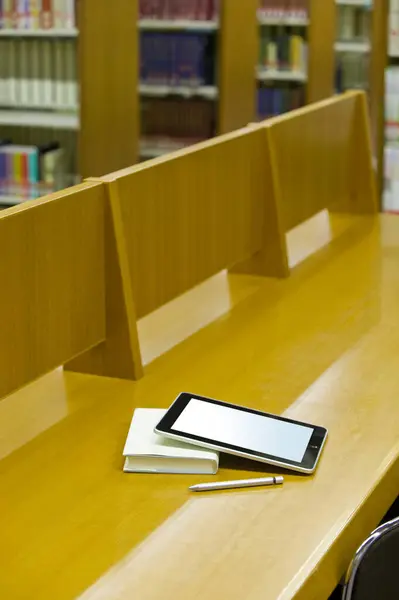 Laptop Tomt Bibliotek Med Böcker Utbildning Bakgrund — Stockfoto