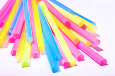 Beyaz arkaplanda renkli pipetlerin yakın plan görüntüsü    