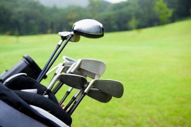 Yeşil çimlerde golf sopaları