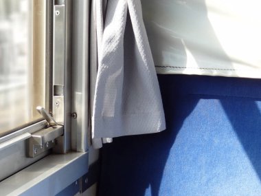 Koltukları olan boş yolcu treninin iç görünümü 