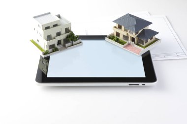 ev modelleri ve tablet masada, sigorta konsepti 