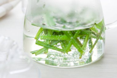 Lezzetli limon otu çayının yakın görüntüsü