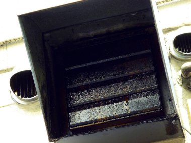 Koyu renk havalandırma kanalının içine bak