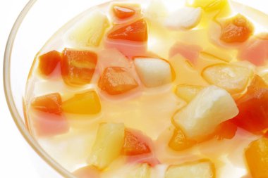 Bardakta taze meyve suyu, yakın.