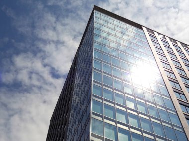 Güneşli bir akşamda şehrin modern mimarisinin düşük açılı görüntüsü