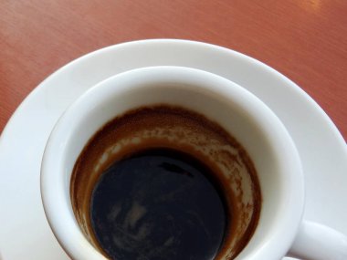 Kahve fincanı ve masada kahve.