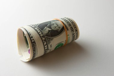 Dolar banknotları beyaz arkaplanı kapatır 