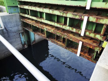 Nehir setinin baraj kapakları yakın çekim görüntüsü