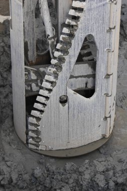 Islak beton yüzeyi kesen büyük metal sondaj aracı