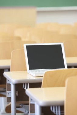 Tahta masadaki dizüstü bilgisayarın yakın görüntüsü