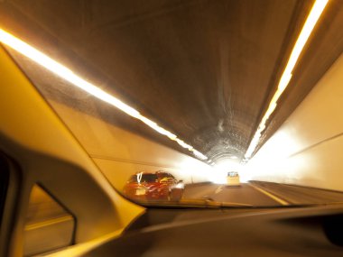Tünelde giden arabaların bulanık hareket görüntüsü