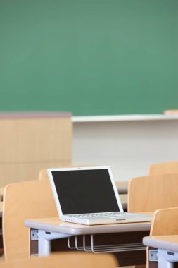 Tahta masadaki dizüstü bilgisayarın yakın görüntüsü