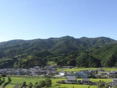 Yeşil dağlardaki güzel şehir manzarası