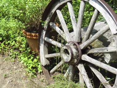 çiçekli eski ahşap sepeti