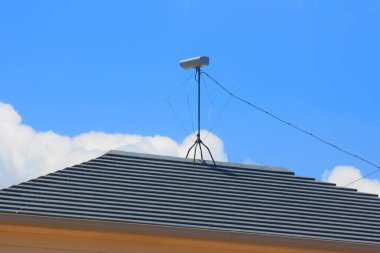 Mavi gökyüzü olan bir elektrik direğinin çatısı..