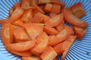 Tabakta taze kesilmiş havuç, yakın plan görüş.