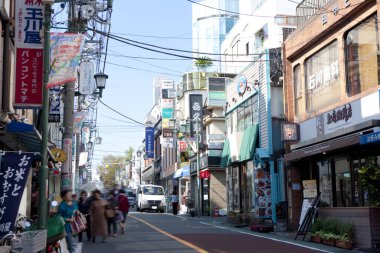 Kalabalık hareketli Tokyo şehir sokak sahnesinden geçiyor