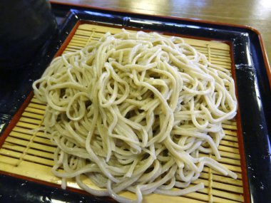 Japon sobası eriştesinin yakın plan görüntüsü.