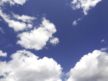 Mavi gökyüzünde beyaz kabarık bulutlar  