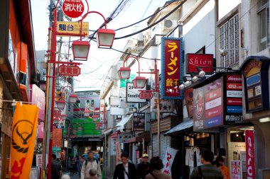 Yayalar Tokyo, Japonya 'da canlı caddeleri geçiyorlar.