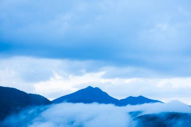 Doğadaki bulutların ve dağların güzel manzarası